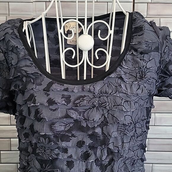 Lavish short sleeved tiered ruffle top Women's Size M - Picture 2 of 11